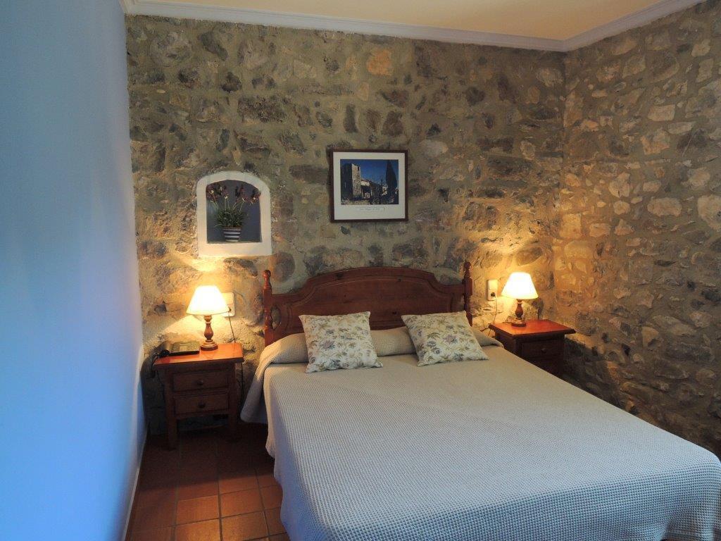Hostal De La Rovira Oix Buitenkant foto