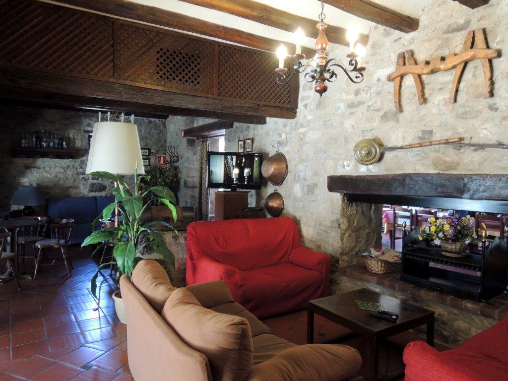Hostal De La Rovira Oix Buitenkant foto