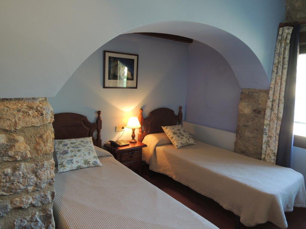 Hostal De La Rovira Oix Buitenkant foto