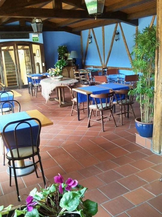 Hostal De La Rovira Oix Buitenkant foto
